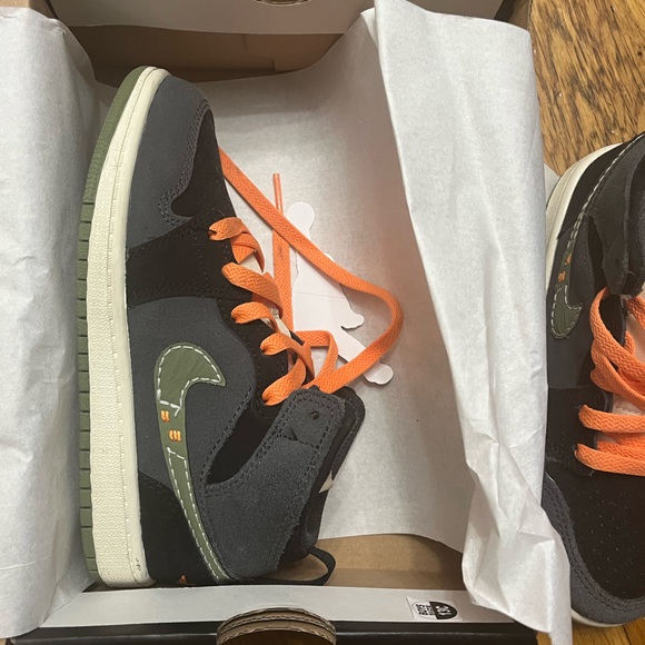 Jordan 1 Mid SE Craft in Little Kids' size 13, Anthracite/Black/Bright Mandarin - Picture 9 of 12